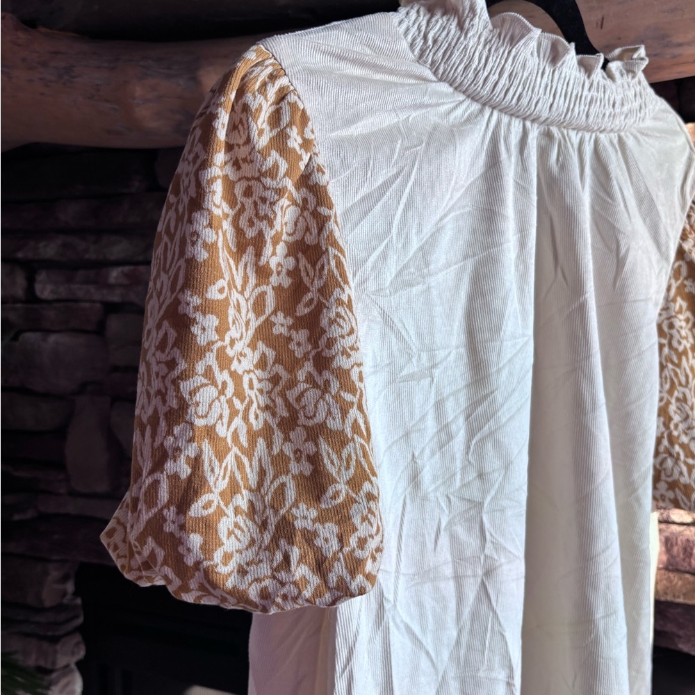 VOY MEDIUM Women's Cream Top with Gold Patterned Sleeves (B5526) - Picture 3 of 7